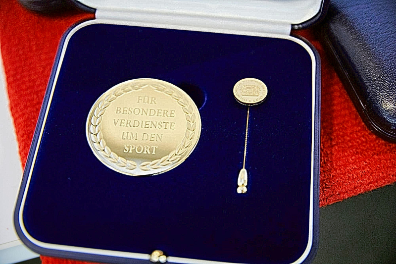Die Ehrenmedaille für besondere Verdienste um den Sport in Bayern ist ein Ausdruck des Dankes der Bayerischen Staatsregierung. Wolfgang Bauer aus Thumsenreuth wurde sie letzte Woche bei einem großen Festakt in Herzogenaurach verliehen.